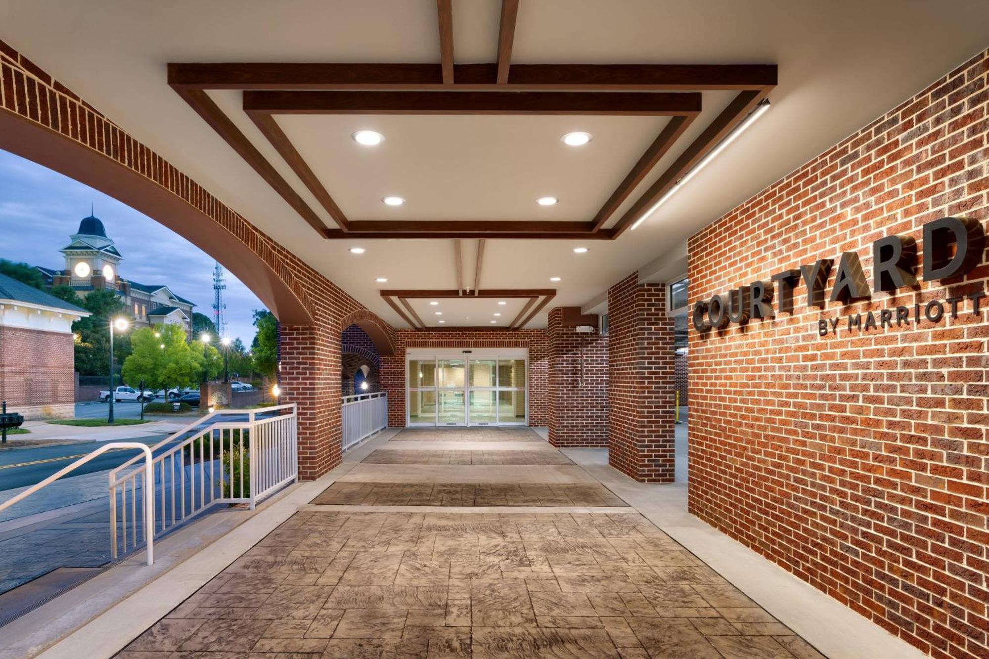 Courtyard By Marriott Atlanta Duluth Downtown Hotel Exterior photo